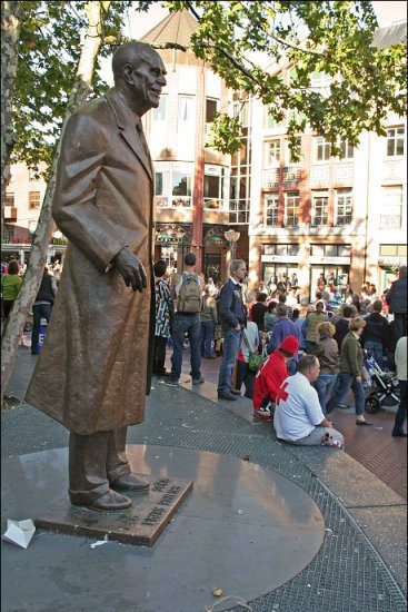 在安荷芬市中心的市集，矗立了一位風度翩翩老者的雕像：弗里茨先生，他曾經在二戰中拯救了382位猶太人的性命 （圖片來源：www.inyourpocket.com）