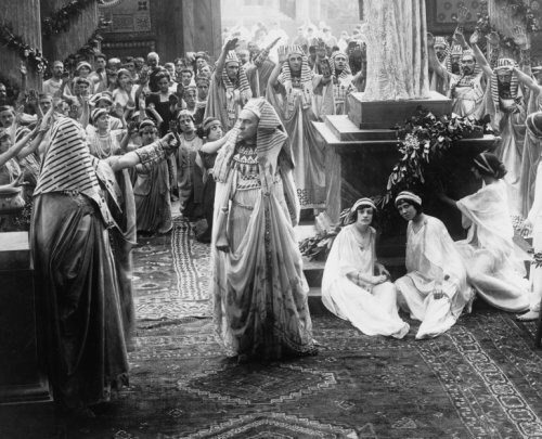 1913年《The Last Day of Pompeii》其中一幕的舉手禮 