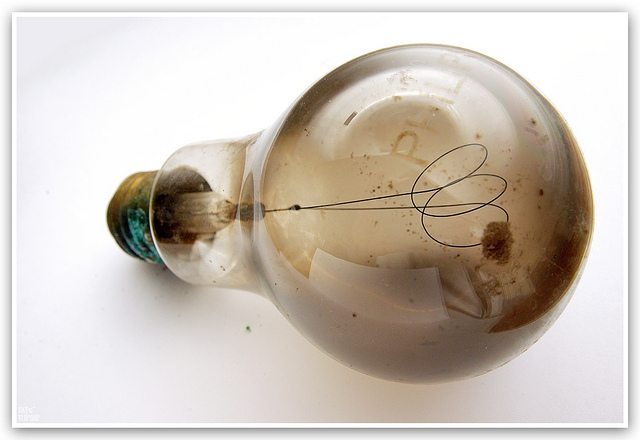 飛利浦燈泡工廠早期生產的鎢絲燈泡 （來源：farm5.staticflickr.com）