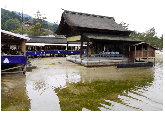 幾乎浮在海面上的嚴神社能舞台 （Source: visit-miyajima-japan.com)