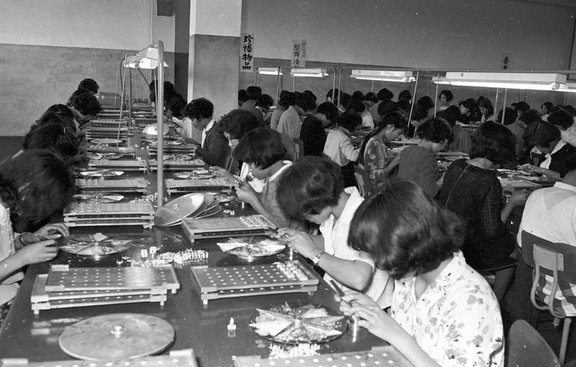 高雄加工出口區台灣三美電器工廠女工 (李偉，1968)
