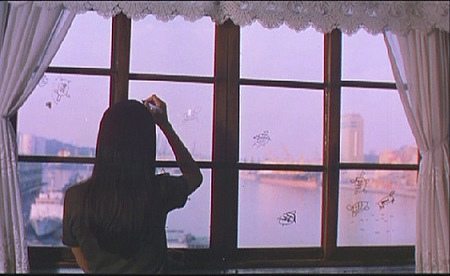 《黑暗之光》裡的房子一開窗就能見到基隆港。