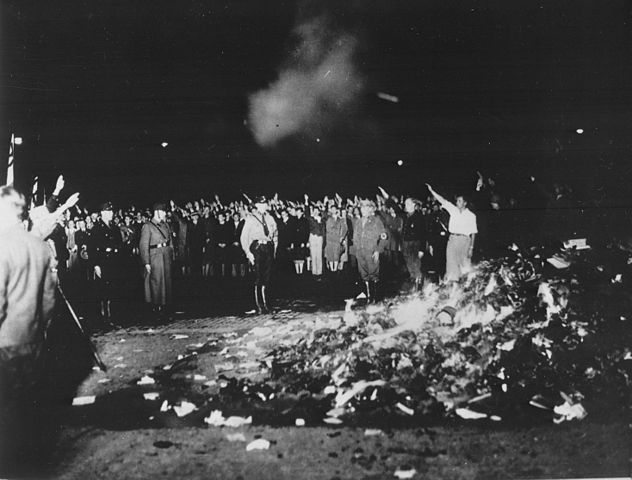 1933年，納粹在柏林的焚書運動。 來源：https://goo.gl/cF2rwY photo credit：Das Bundesarchiv (CC BY-SA 3.0 de)