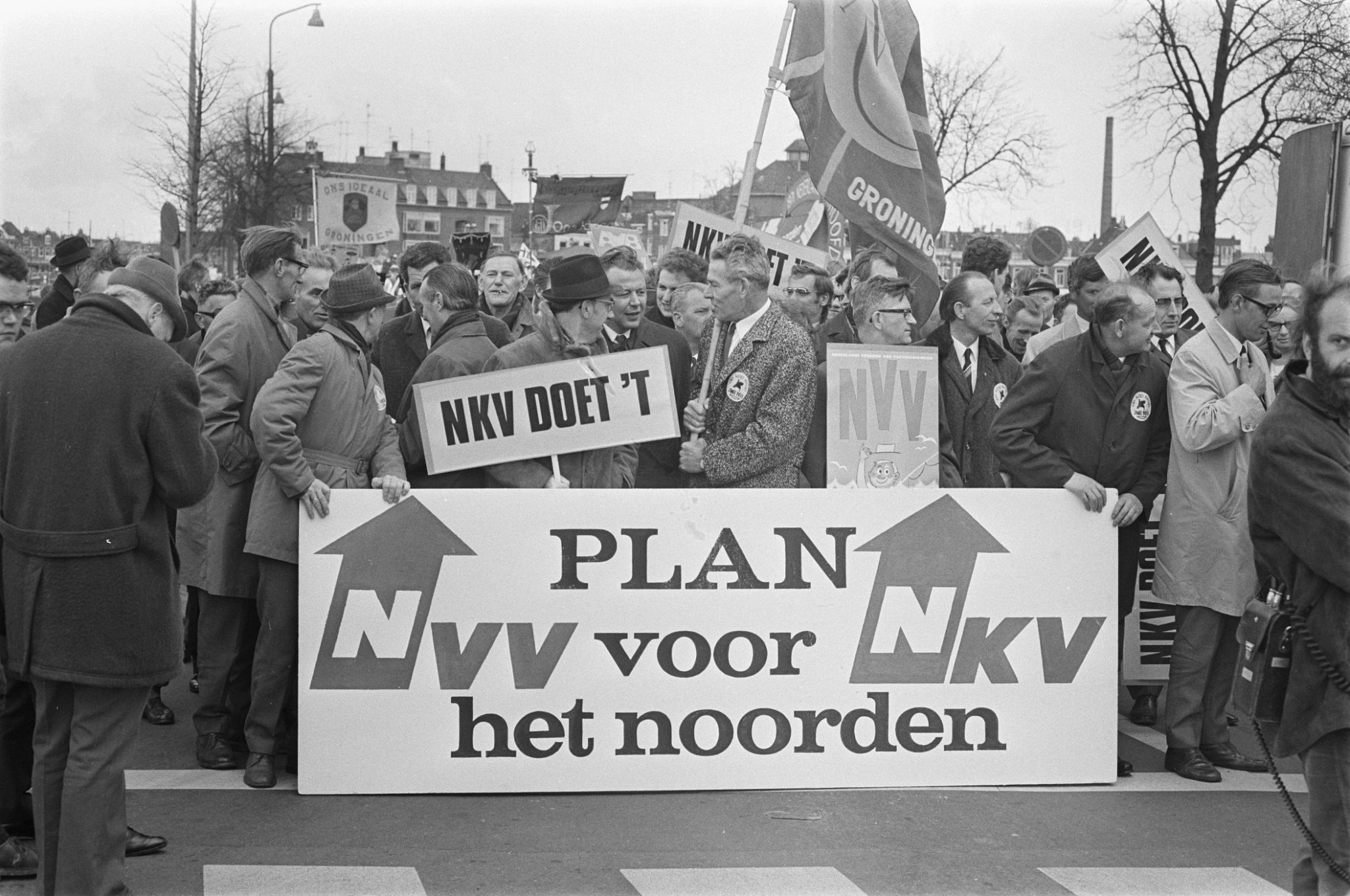 @由荷蘭天主教工會聯合會等組織在1971年發動的一場示威。（圖片來源：DIE GESCHICHTE DER NIEDERLÄNDISCHEN GEWERKSCHAFTSBEWEGUNG，@超連結：http://www.uni-muenster.de/NiederlandeNet/nl-wissen/wirtschaft/vertiefung/gewerkschaften/flucht.html） 