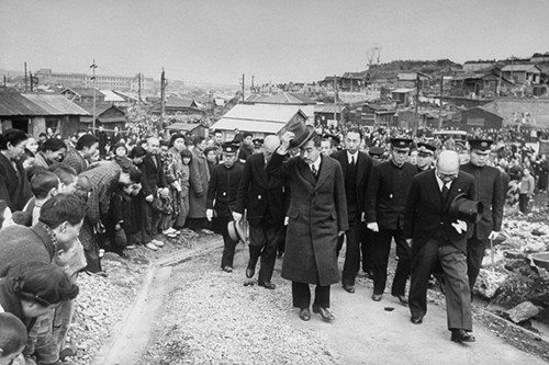 1946年2月，裕仁天皇於日本各地進行巡視。（圖：網路）