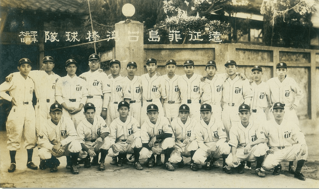 1951年台灣聯隊，可以從當時候的制服上看到明顯得TW字樣，那，現在我們代表隊的球衣，又是繡著什麼字樣呢？圖片收錄於《旋動歲月：台灣棒球百年史》，台北：中華民國棒球協會，2006，頁73。