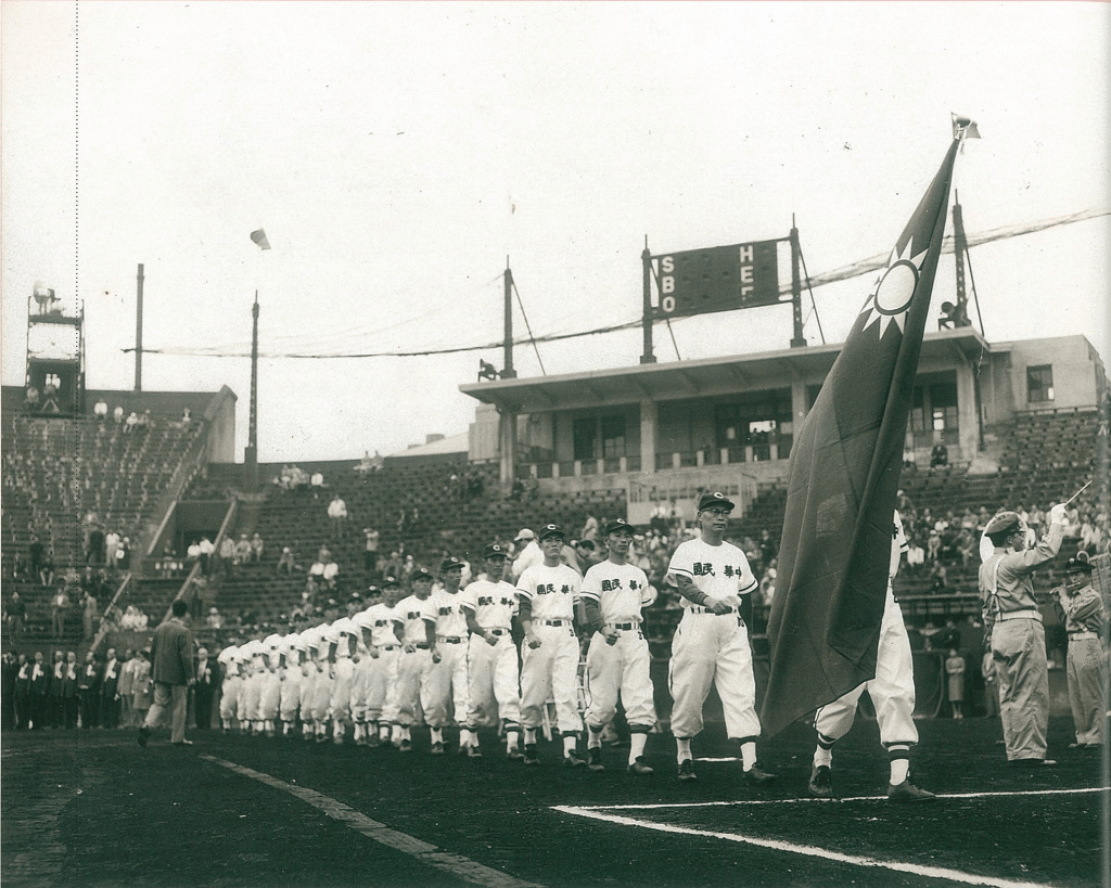 1959年第3屆亞洲盃的國家代表隊服上，則變成「中華民國」。圖片收錄於《旋動歲月 台灣棒球百年史》，台北：中華民國棒球協會，2006，頁74。
