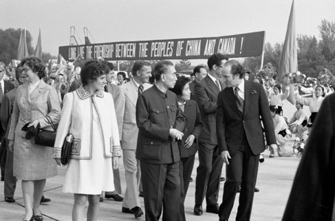 1973年，加拿大總理Pierre Trudeau訪問中國。後方布條上寫的是「Long Live the Friendship Between The Peoples of China and Canada」 (圖片來源：http://goo.gl/fUTl4u)