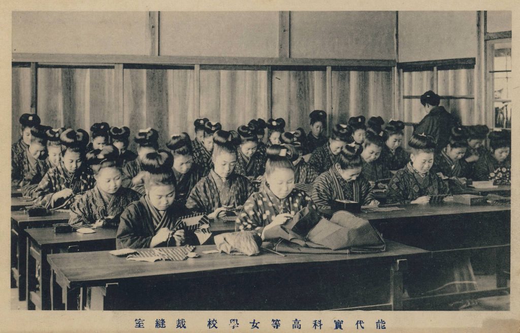 1916年，秋田縣高等女學校裁縫室。
