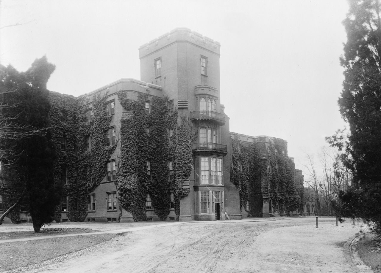 1280px-Center_building_at_Saint_Elizabeths,_National_Photo_Company,_circa_1909-1932
