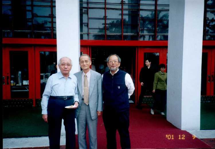 2001年的林瑞明（右）， 中為林幼春先生之子 左為賴和先生之子