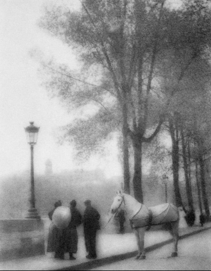 信三除了藥學專業外，也是小有名氣的攝影家。圖為信三1913年赴歐遊學時，在法國所拍攝的巴黎與賽納河。 圖／Shiseido Group