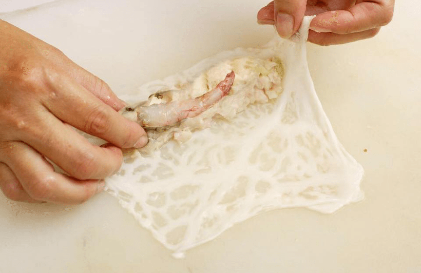 附圖一：用豬網膜包覆食材的台南蝦捲