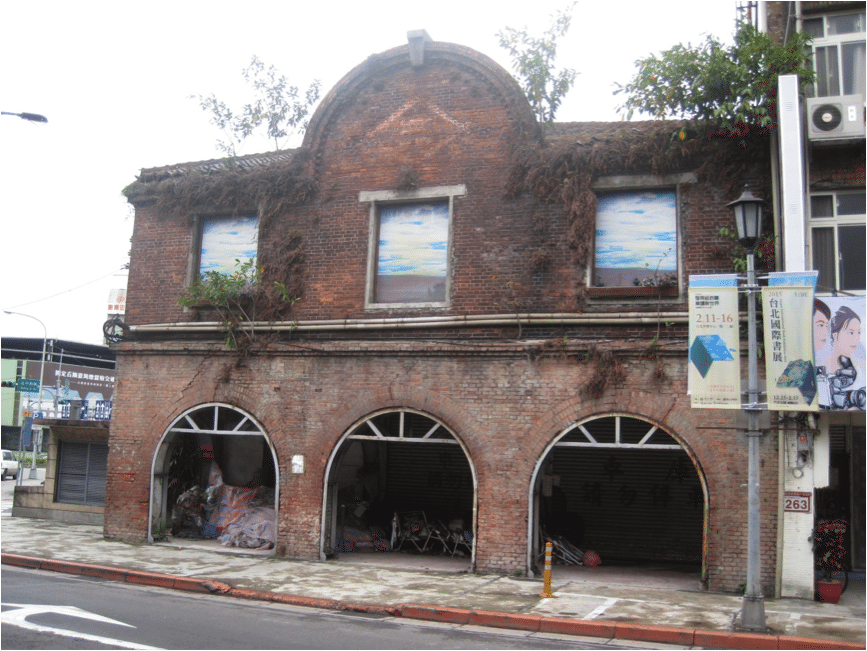 位於忠孝西路旁的三井倉庫近照。 （Photo Credit: Wikimedia Commons） 