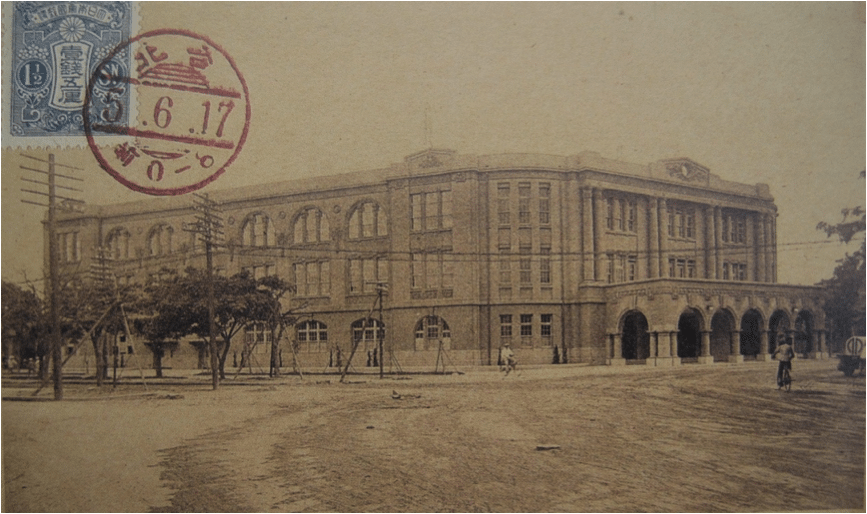 日治時期的台北郵局，門口設有五道顯眼的圓形拱門。 （Photo Credit: Wikimedia Commons）