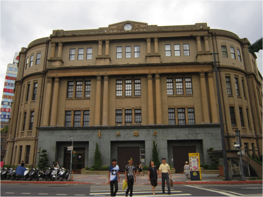 今日的台北郵局樣貌。正門的五道圓形拱門已經遭到拆除。 （Photo Credit: 宋彥陞） 