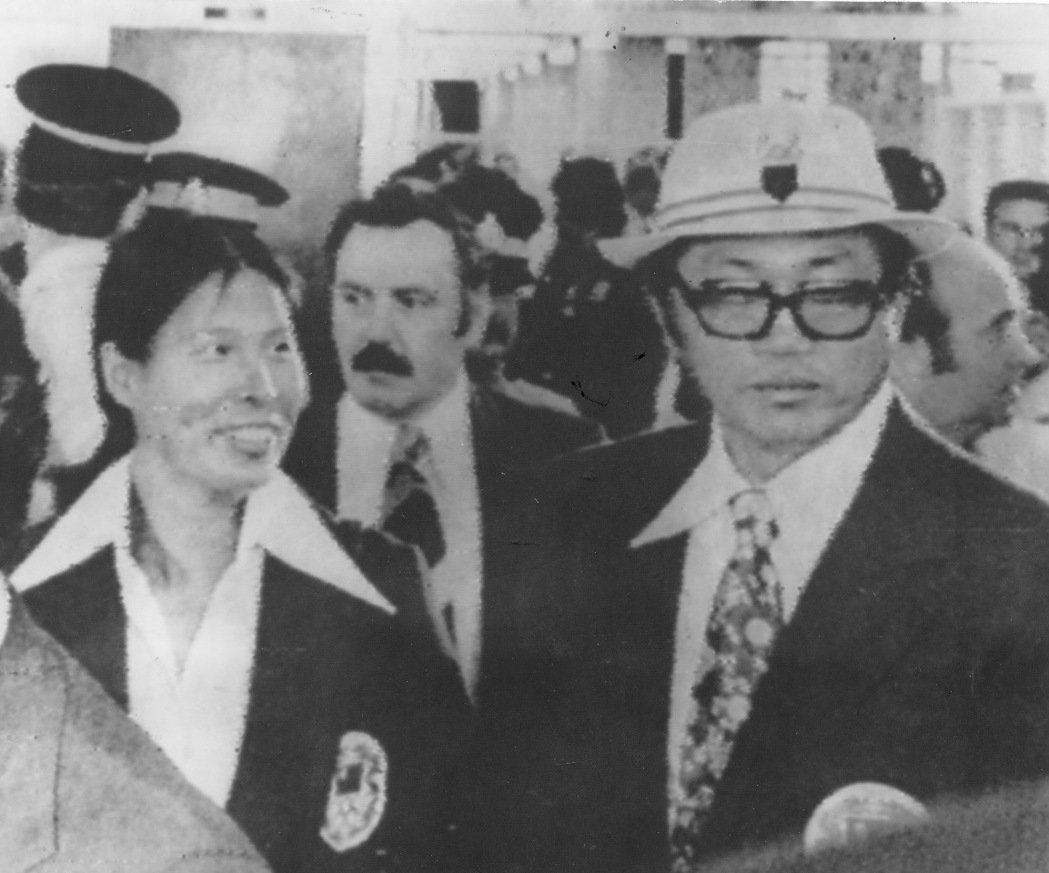 1976年蒙特婁奧運開始前，時任加拿大總理杜魯道（現任總理之父）曾以「中國」名稱問題，拒發給「中華民國奧運代表團」入境簽證。杜魯道當時要求代表團需改稱「臺灣」才給與入境參賽。同年7月9日楊傳廣（圖右）與紀政（圖左）闖關進入蒙特婁而引發國際媒體關注此事件，7月16日國際奧委會召開緊急會議，決議「中華民國奧運代表團以臺灣名稱參賽，其原來使用的青天白日滿地紅國旗、國歌都不變」。但當時的行政院長蔣經國得知後，因不接受這項決議而下令撤出當屆奧運。 圖／聯合報系資料圖庫