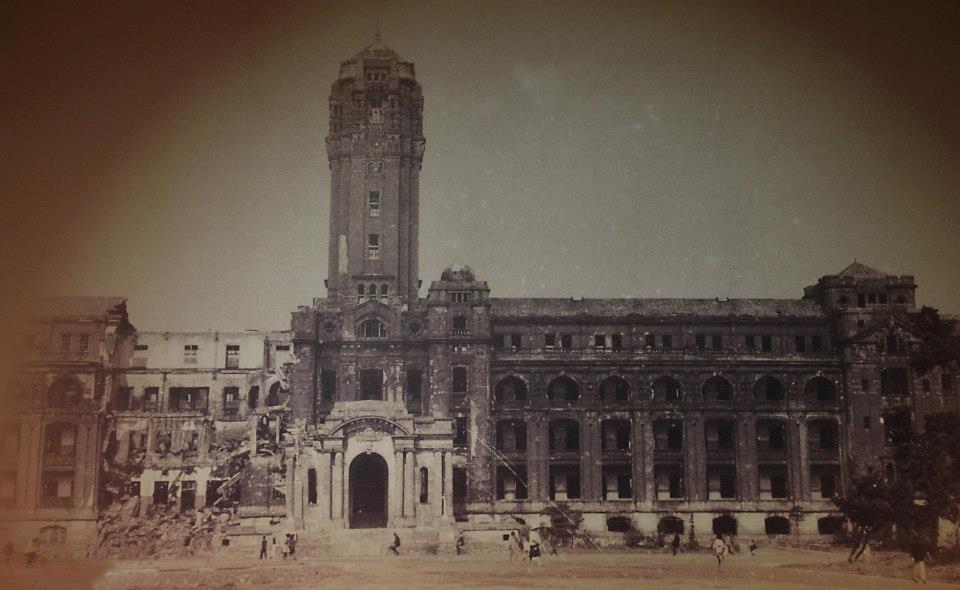 台灣總督府於「台北大空襲」期間遭到盟軍密集轟炸，建築結構因而嚴重毀損。（Photo Credit: Wikimedia Commons） 
