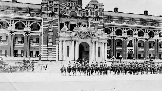 1923年，時為攝政的皇太子裕仁來台視察時，曾在總督府接受騎兵隊的歡迎。（Photo Credit: Wikimedia Commons） 