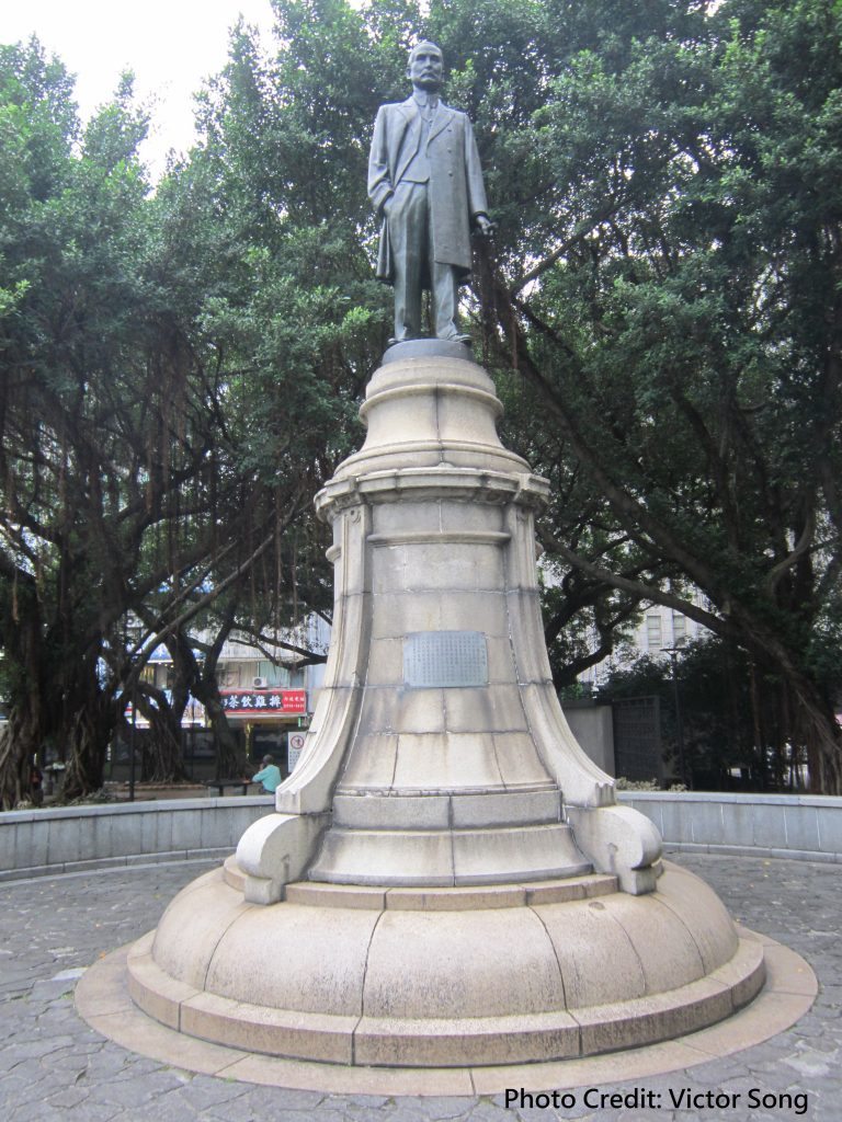 設於中山堂廣場的孫文銅像，底部基座是取自曾立於橢圓公園的祝辰巳銅像。