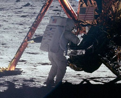 踏上月球表面的阿姆斯壯。圖片來源