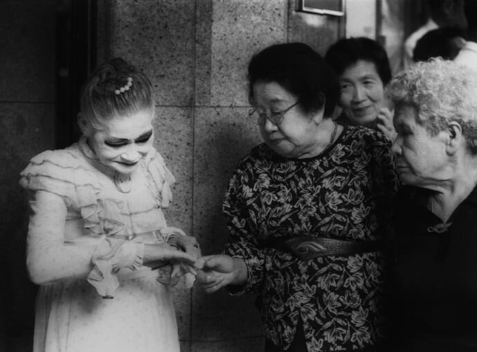 那些與戰爭交媾的女人們，凝聚成飄盪在日本街頭的一抹雪白幽魂