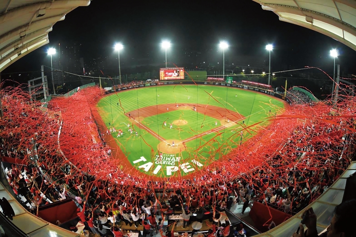 說到臺式棒球應援， 你腦海中響起什麼聲音？大鼓、口號、電音，臺式應援進化史