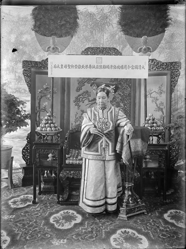 從勛齡的照片集〈慈禧太后─掌權中國47年〉中選出的一些作品細部，展現出慈禧希望出現在自己公開照片中的姿勢、服裝與擺設。