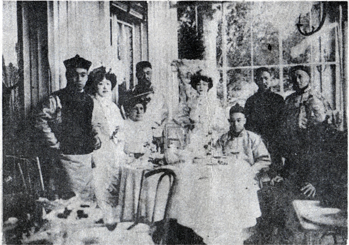1901年滿州外交官裕庚（坐於最右方）、家人與來訪的親王載灃（中央坐者）於巴黎留影。