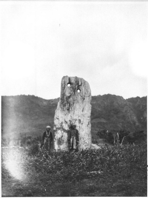 臺灣原住民卑南族的月形狀石柱考古遺址，日本學者鳥居龍藏攝於1896年間。圖片來源：Wikipedia.org