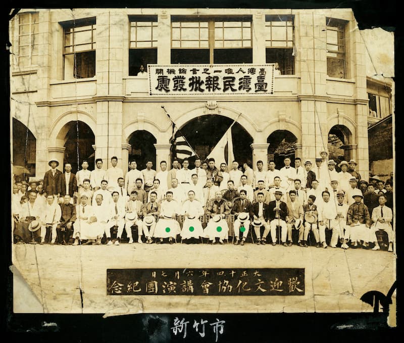 1925 年臺灣文化協會講演團，留影於新竹臺灣民報批發處